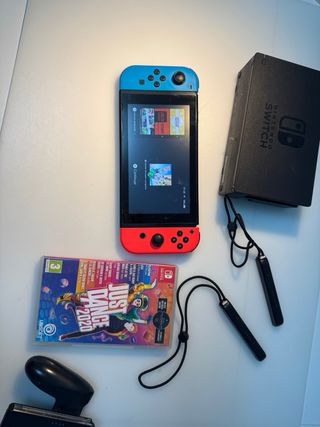 Nintendo Switch con mandos rojos y azules
