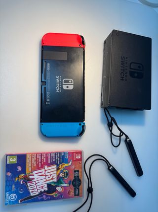 Nintendo Switch con mandos rojos y azules