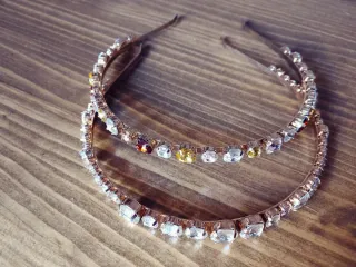 2 Tocados dorado con piedras multicolor