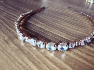 2 Tocados dorado con piedras multicolor