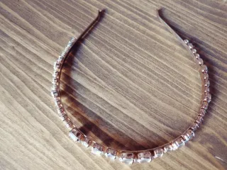 2 Tocados dorado con piedras multicolor