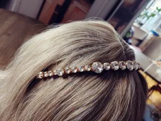 2 Tocados dorado con piedras multicolor