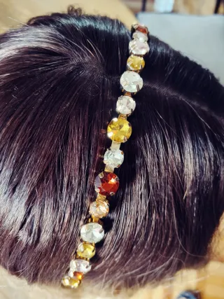 2 Tocados dorado con piedras multicolor