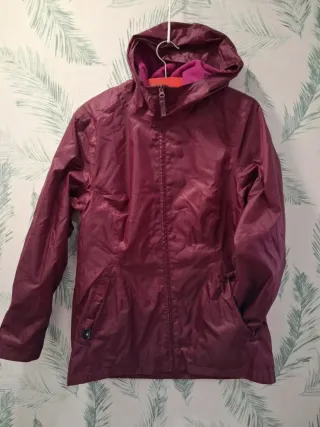 Abrigo morado con capucha