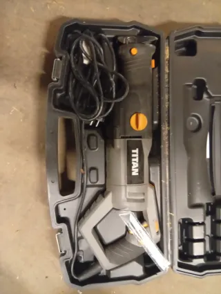 Sierra de sable Titan