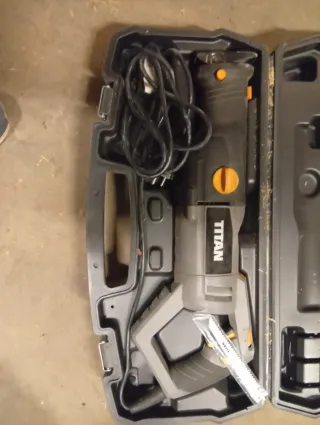 Sierra de sable Titan