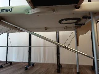 Camilla blanca con patas de metal