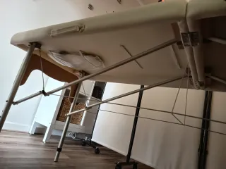 Camilla blanca con patas de metal