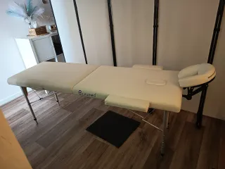 Camilla blanca con patas de metal