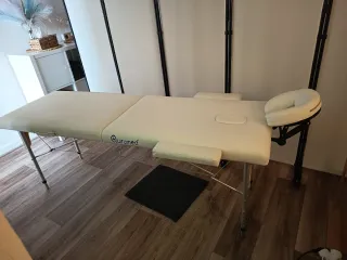 Camilla blanca con patas de metal