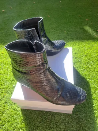 Botines Sfera efecto piel de serpiente