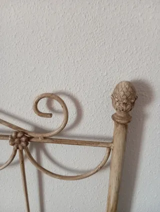Cabecero de forja beige y dorado