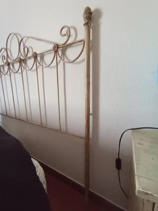 Cabecero de forja beige y dorado