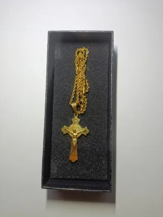 Cadena dorada con cruz