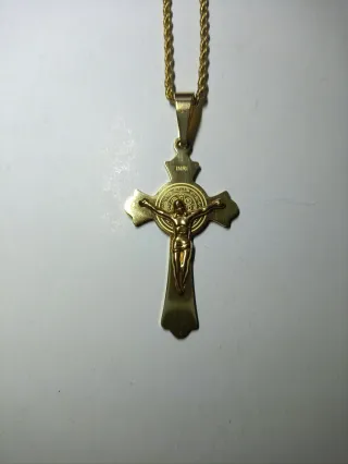Cadena dorada con cruz