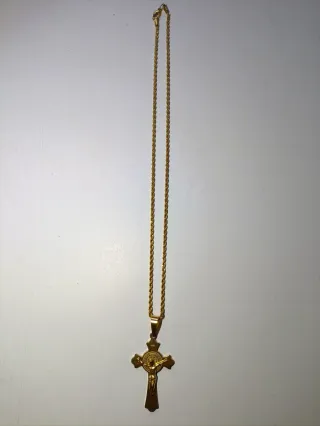 Cadena dorada con cruz