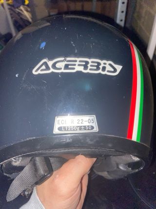 Casco de moto negro con diseño tricolor