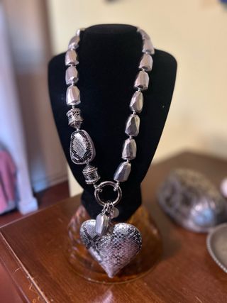 Collana con cuore e ciondolo