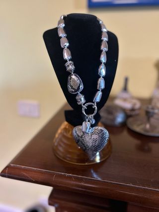 Collana con cuore e ciondolo