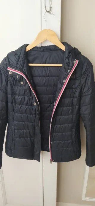 Cazadora acolchada negra con capucha