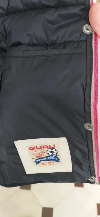 Cazadora acolchada negra con capucha