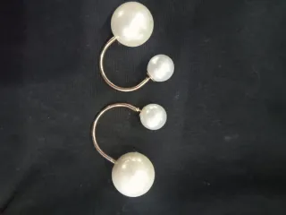 Pendientes Stradivarius dorados con perlas