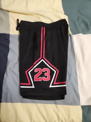 Pantalón Corto Negro con Detalles Rojos