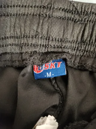 Pantalón Corto Negro con Detalles Rojos