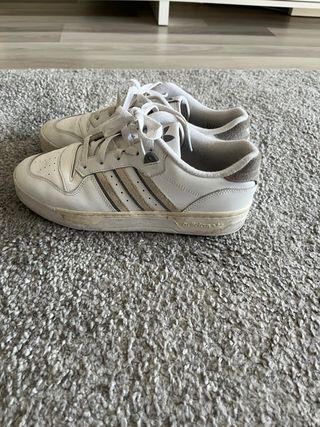 Zapatillas Adidas Blancas y Beige