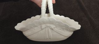 Cesta de porcelana blanca con asa doble