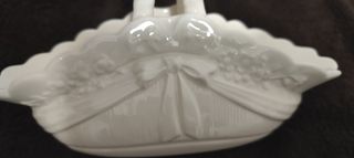 Cesta de porcelana blanca con asa doble