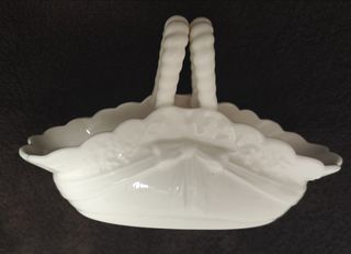 Cesta de porcelana blanca con asa doble