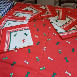 Tovaglia natalizia rossa con decori
