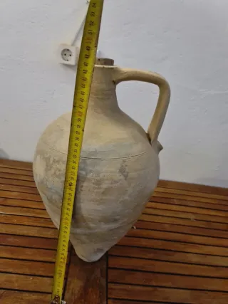 Antiguo cántaro de barro con asa