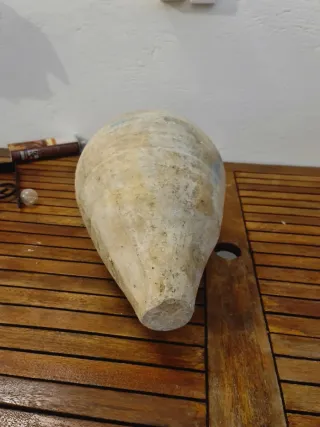 Antiguo cántaro de barro con asa