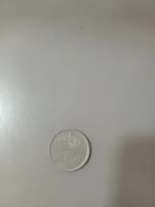 Moneda antigua con corona