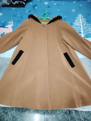 Abrigo capa marrón capucha