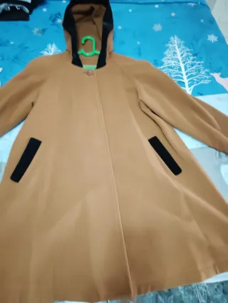 Abrigo capa marrón capucha