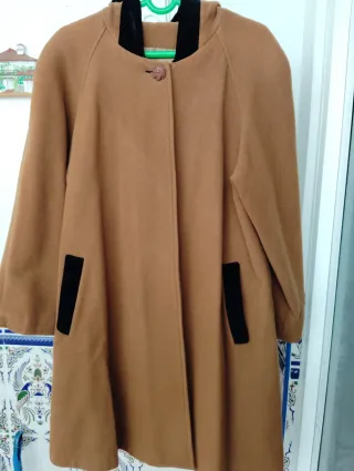 Abrigo capa marrón capucha