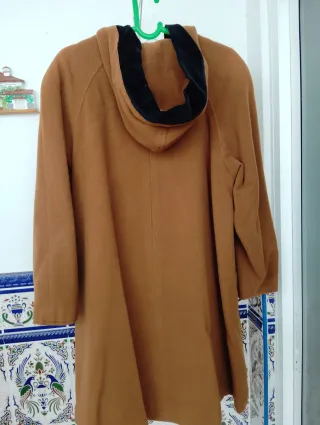 Abrigo capa marrón capucha