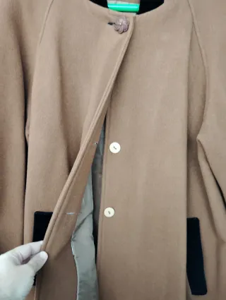 Abrigo capa marrón capucha