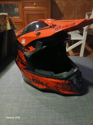 Casco de moto naranja y negro Xtreme