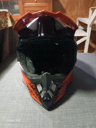 Casco de moto naranja y negro Xtreme