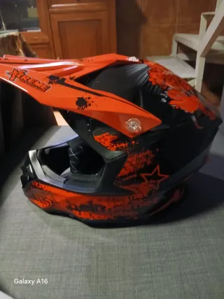Casco de moto naranja y negro Xtreme