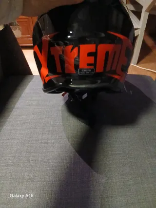 Casco de moto naranja y negro Xtreme