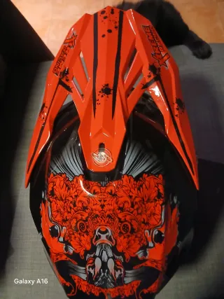 Casco de moto naranja y negro Xtreme