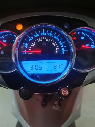 Piaggio Beverly 300 Scooter