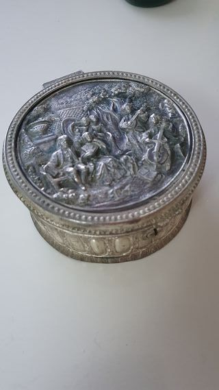 Antico portagioie inizio 900 in metallo lavorato