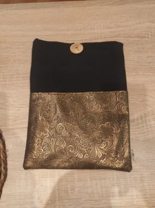 Funda libro bolsillo negro y dorado