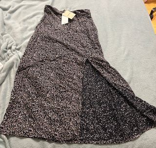 Falda larga Mango flores blancas y grises